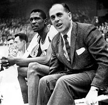 red, auerbach, bio, biografia, biografía, biopic, baloncesto, entrenador, russell, bill