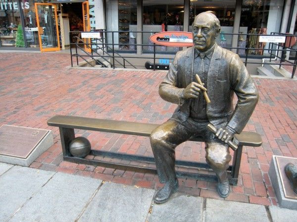 red, auerbach, bio, biografia, biografía, biopic, baloncesto, entrenador, estatua