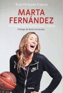 marta, fernández, volando, pies, suelo, libro, baloncesto